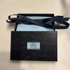 PRADA ギフトボックス カード　ロゴ入りリボン