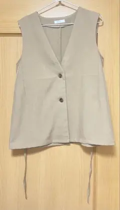 ベージュ ベスト ジレ Mサイズ　シューラルーのサムネイル