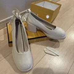 ホワイト パンプス パール リボン