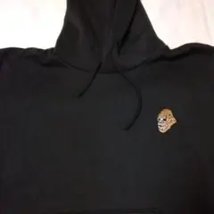 黒いフード付きパーカー刺繍デザイン　バックプリント