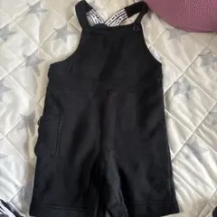 黒いオーバーオールロンパース