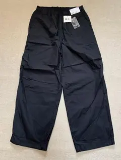 L新品未使用タグ付ユニクロCワイドパラシュートパンツ黒のサムネイル