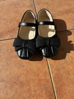 黒いリボン付きバレエシューズ