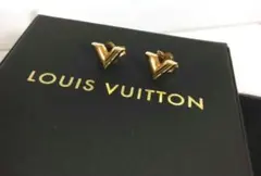 LOUIS VUITTON ゴールドカラーV字型ピアス