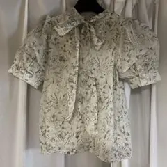 【美品】イング　シアー花柄 ボウタイブラウス 半袖のサムネイル