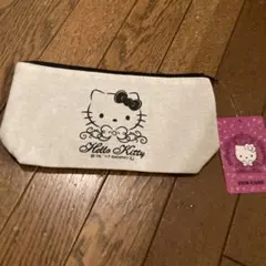 新品未使用　頒布生地で丈夫　ハローキティ　ペンケース　黒　色違いあり