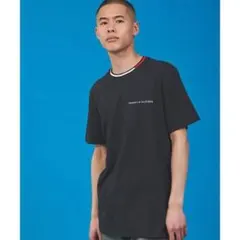 トミーヒルフィガーのロゴ入りブラックTシャツ