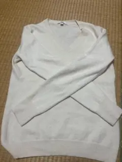ユニクロ　カシミヤＶネックニット