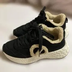 ブラック スニーカー