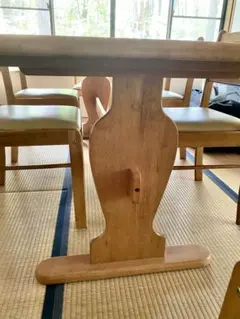 大きめ木製ダイニングテーブル