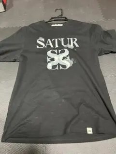 SATUR ロゴプリント Tシャツ ブラック　セター