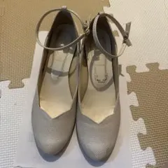 ベージュ ストラップ付き パンプス　Metal Rouge