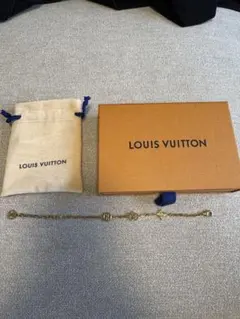 Y*7様 LOUIS VUITTON ロゴチャーム ブレスレット 箱、袋付 - メルカリ