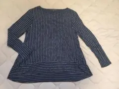 ネイビーとホワイトのストライプ長袖トップス