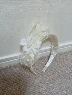 花飾り付きホワイトカチューシャ