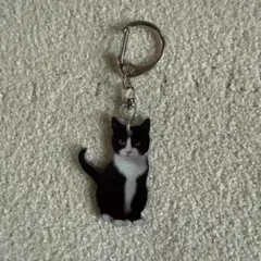 ハチワレ 猫 キーホルダー アクリルチャーム 猫好き リアル 可愛い 白黒ネコ