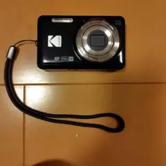 KODAK PIXPRO FZ55 コンパクトデジタルカメラ 本体と充電ケーブルのサムネイル