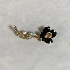 黒と金色の花デザインブローチ