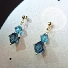 スワロフスキー　ハンドメイド ダイヤモンド型　クリスタルピアス