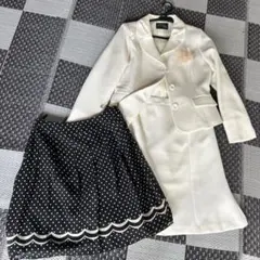 ホワイトジャケットとドット柄スカートセットアップ