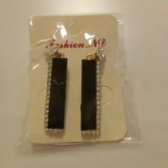 黒のダングルスタッドピアス