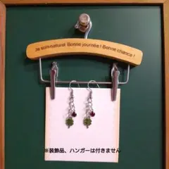 ハンドメイドピアス 四つ葉のクローバー ピアス イヤリング 「小さな幸せピアス」