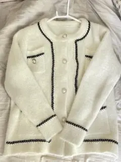ホワイト カーディガン パールボタン付き