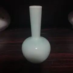 淡い青色の陶器製一輪挿し