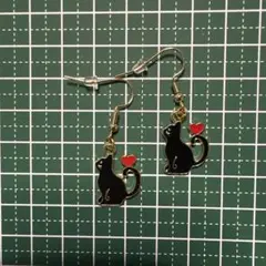 黒猫と赤いハートのフックピアス金具ステンレス