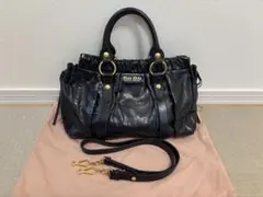 miu miu 黒 レザー ハンドバッグ
