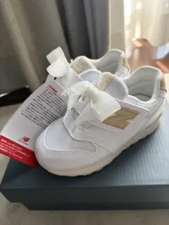 New Balance ホワイト ベージュ リボン付き 15cm
