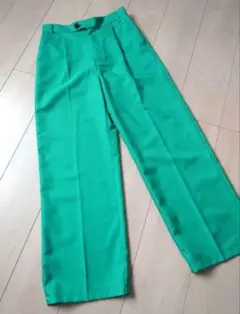 タックパンツ　VIS 　S　鮮緑　テーパードパンツ　センタープレスのサムネイル