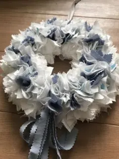 ハンドメイド　フリルデザインのリボンリース　 ホワイト・ブルーリース　手作りのサムネイル