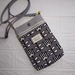 大きめスマホショルダー モノトーンチューリップ柄（ハンドメイド）