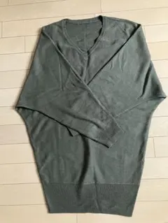 オリーブグリーン 長袖ニットセーター