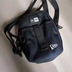 NEW ERA ブラック ショルダーバッグ ミニサイズ