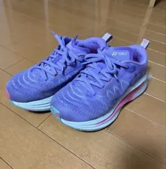 ヨネックスランニングシューズ　23cm パープル！のサムネイル
