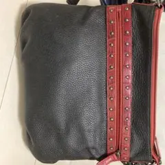 スタッズ付き黒赤レザーバッグ