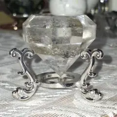 天然石✨️水晶　ダイヤモンド型✨️虹あり　台座付き