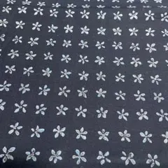 黒濃紺に水色の花柄 綿プリント生地