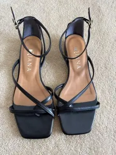 Diana ブラック ストラップサンダル