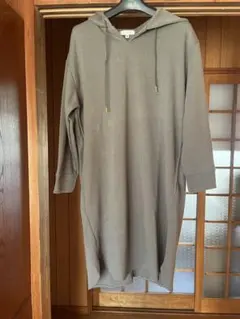 フード付きパーカー M