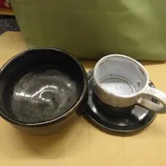 ろ*ん様 黒の陶器製深皿とカップ&ソーサーセット