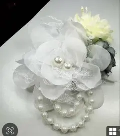 エレガントな花のコサージュ