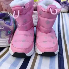 ピンク 雪の結晶模様 ブーツ