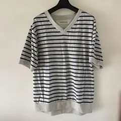 innoce グレーと黒のストライプ Vネック 半袖