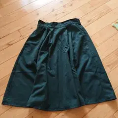 アースミュージックアンドエコロジー ダークグリーン　フレアスカート　ふんわり