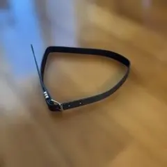 黒いレザーベルト シルバーのバックル付き