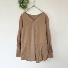 コムサイズム［S］上品ナチュラル◎プリーツスリーブ◎やわらか◎Vネックブラウスのサムネイル