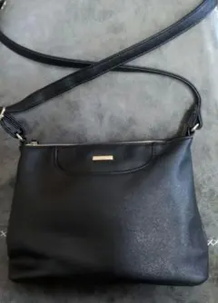 黒い合成皮革ショルダーバッグ